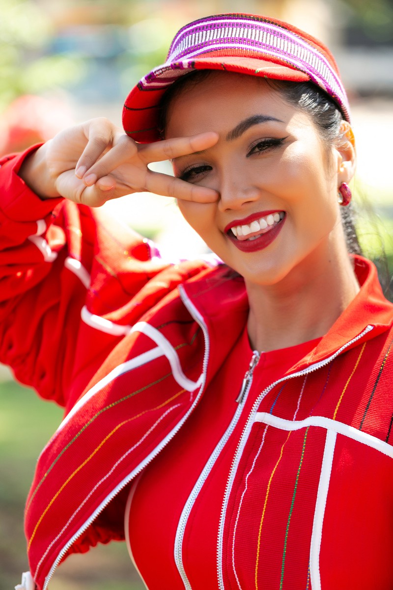 h'hen nie bien tau vai tho cam e de thanh trang phuc sporty cuc chat hinh 9