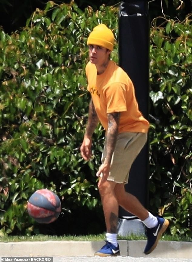 justin bieber gay chu y khi doi mu len, choi bong ro trong ngay nang nong hinh 2