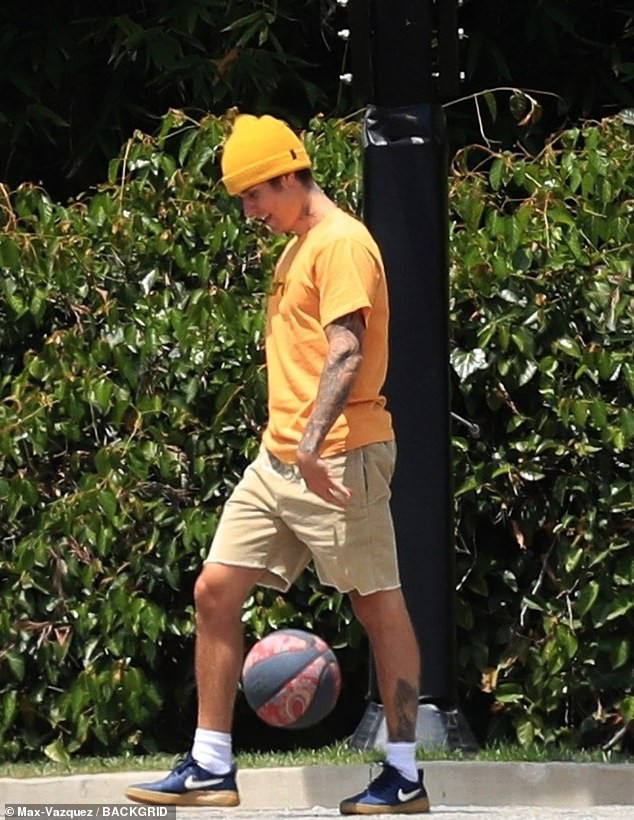 justin bieber gay chu y khi doi mu len, choi bong ro trong ngay nang nong hinh 4