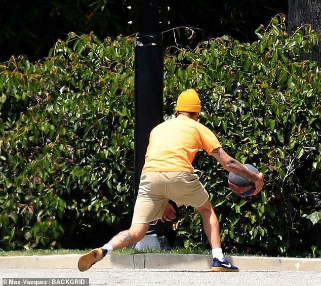 justin bieber gay chu y khi doi mu len, choi bong ro trong ngay nang nong hinh 5