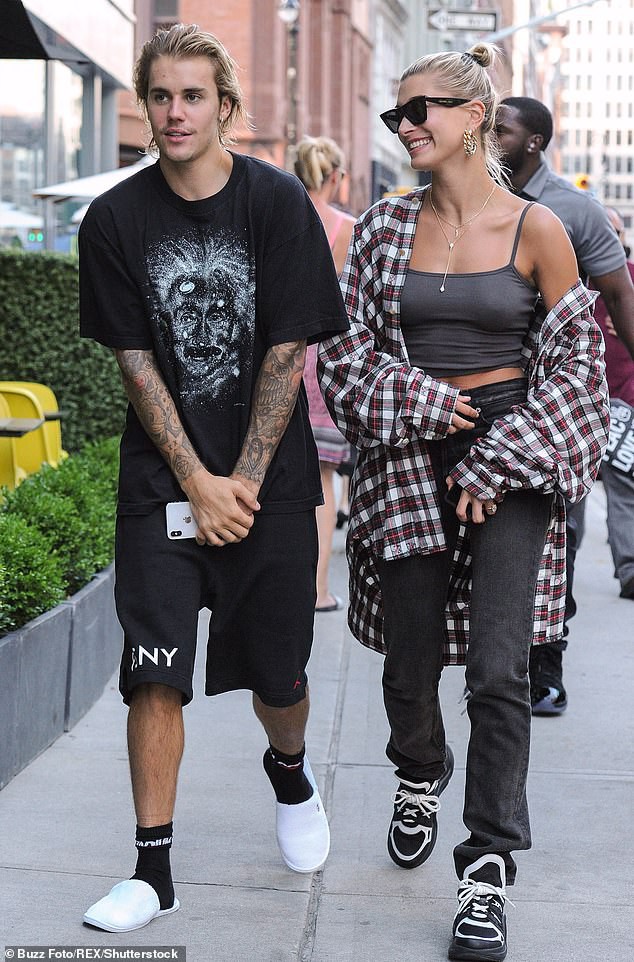 justin bieber gay chu y khi doi mu len, choi bong ro trong ngay nang nong hinh 8