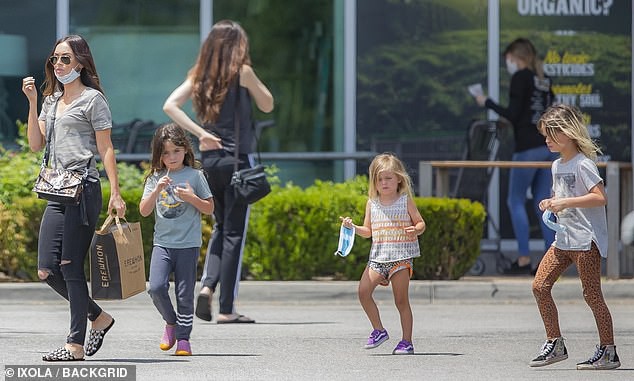 megan fox de mat moc, mac do xue xoa dua cac con di sieu thi sau khi ly hon hinh 2