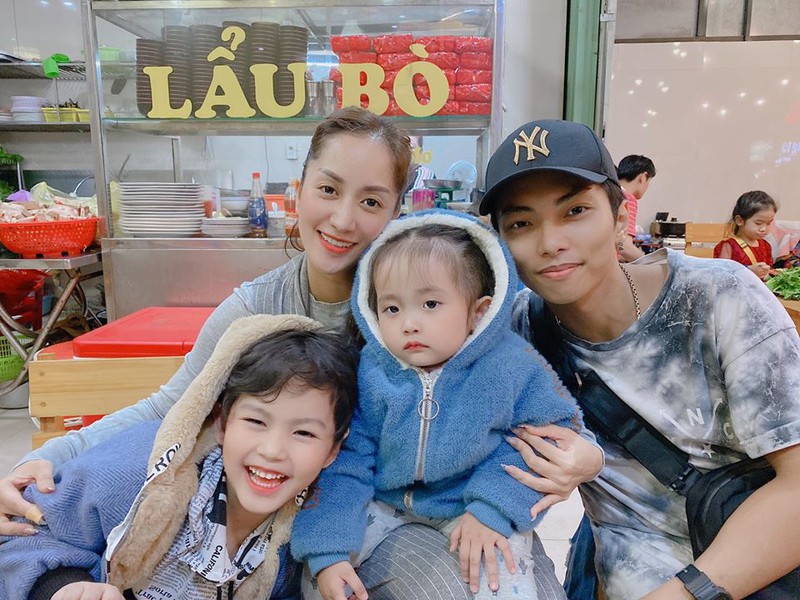 chuyen showbiz: khanh thi hanh phuc ben chong con sau tin don ran nut hinh 1