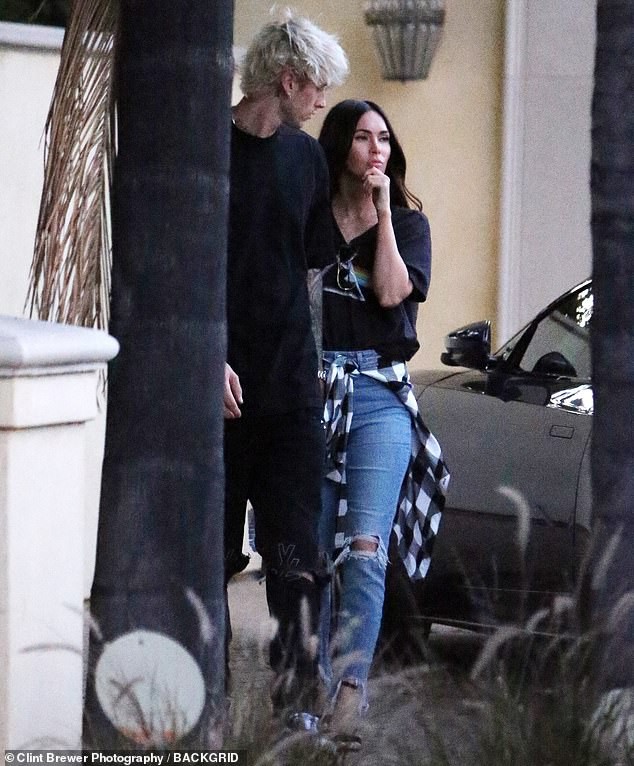 "bieu tuong goi cam" megan fox di da ngoai cung tinh tre sau khi chia tay hinh 2