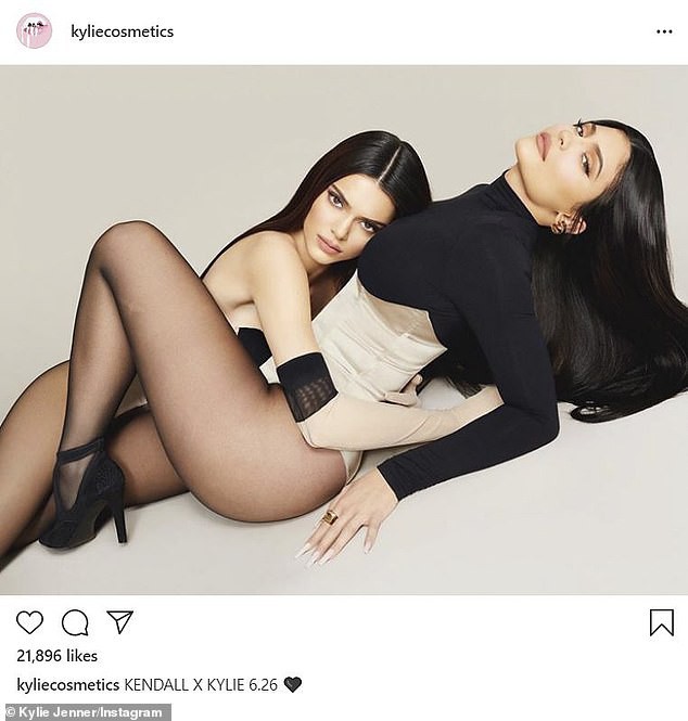 kendall jenner goi cam khi dien dam xe sau, de toc xoan co dien hinh 2