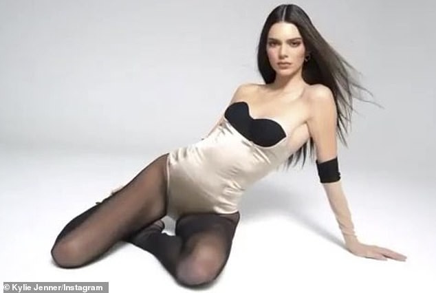 kendall jenner goi cam khi dien dam xe sau, de toc xoan co dien hinh 4