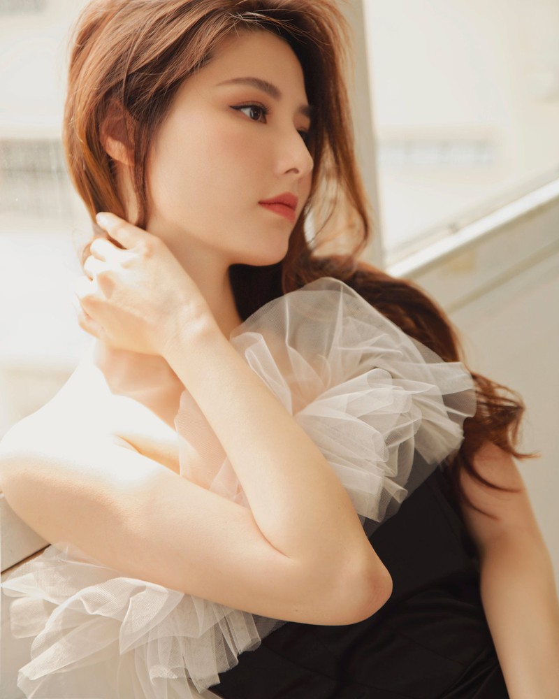 diem my 9x "tinh yeu va tham vong" so huu guong mat dep, co the sexy hinh 4