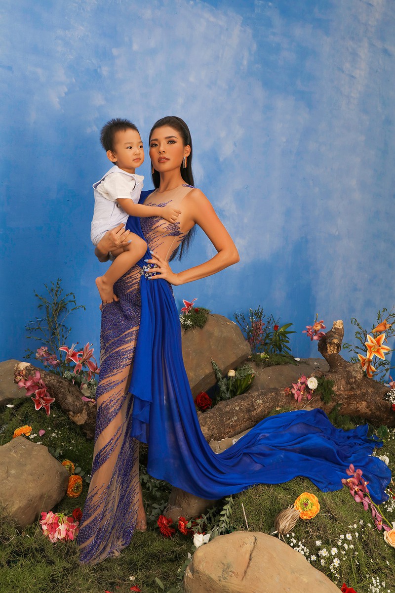 thuy diem dep man ma voi da nau trong bo anh chup cung con trai cung hinh 6