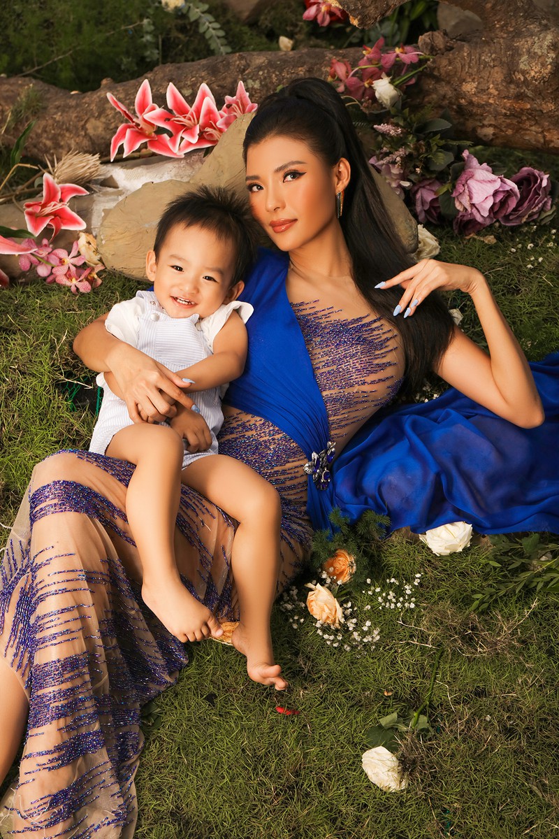 thuy diem dep man ma voi da nau trong bo anh chup cung con trai cung hinh 4