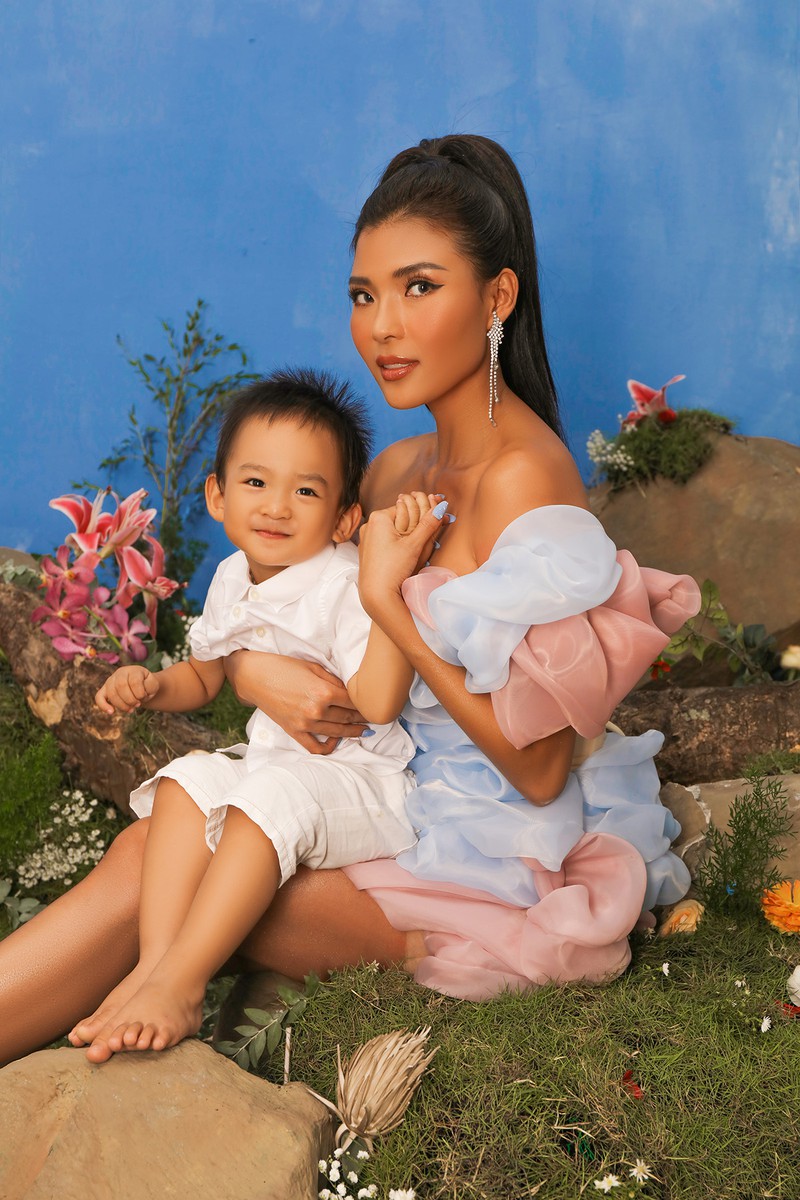 thuy diem dep man ma voi da nau trong bo anh chup cung con trai cung hinh 16