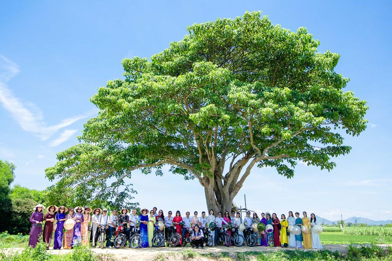 ngắm xe cổ và áo dài tại các điểm check-in phim tại huế hình 12 ngam xe co va ao dai tai cac diem check-in phim tai hue hinh 12