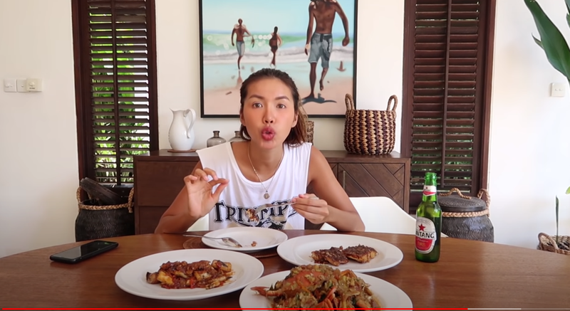 bi ket lai o bali vi covid-19, minh tu van lac quan di cho hai san hinh 3