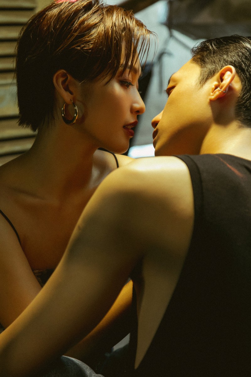 kha ngan om ap ban dien ngot ngao trong bo anh hau truong mv moi hinh 2