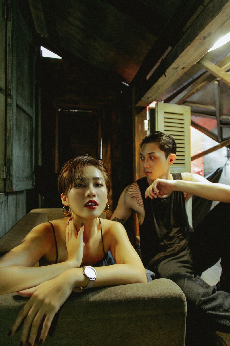 kha ngan om ap ban dien ngot ngao trong bo anh hau truong mv moi hinh 3