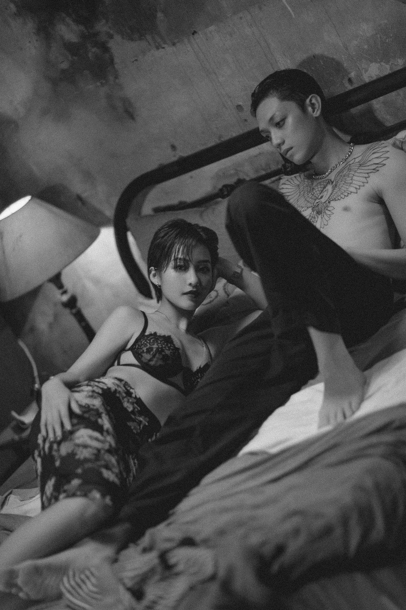 kha ngan om ap ban dien ngot ngao trong bo anh hau truong mv moi hinh 4