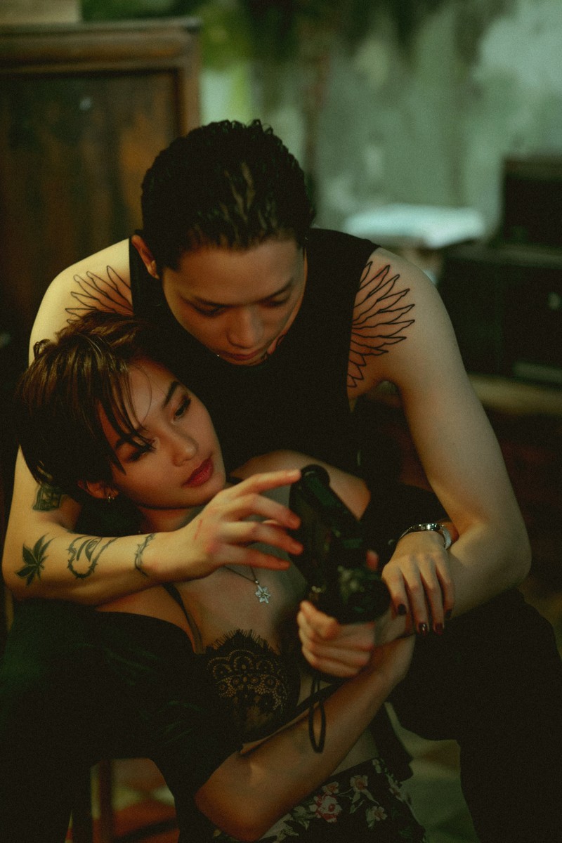 kha ngan om ap ban dien ngot ngao trong bo anh hau truong mv moi hinh 8