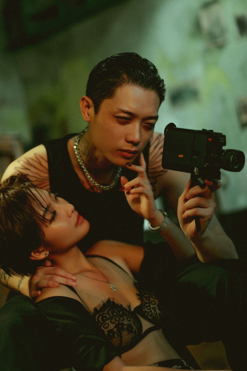 kha ngan om ap ban dien ngot ngao trong bo anh hau truong mv moi hinh 9