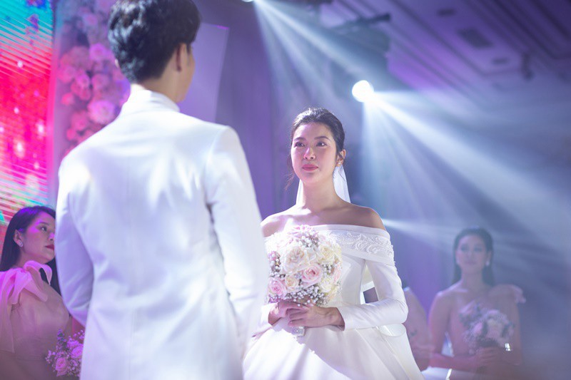chuyen showbiz: phanh lee tang can mum mim ro ret sau 1 thang ket hon hinh 2