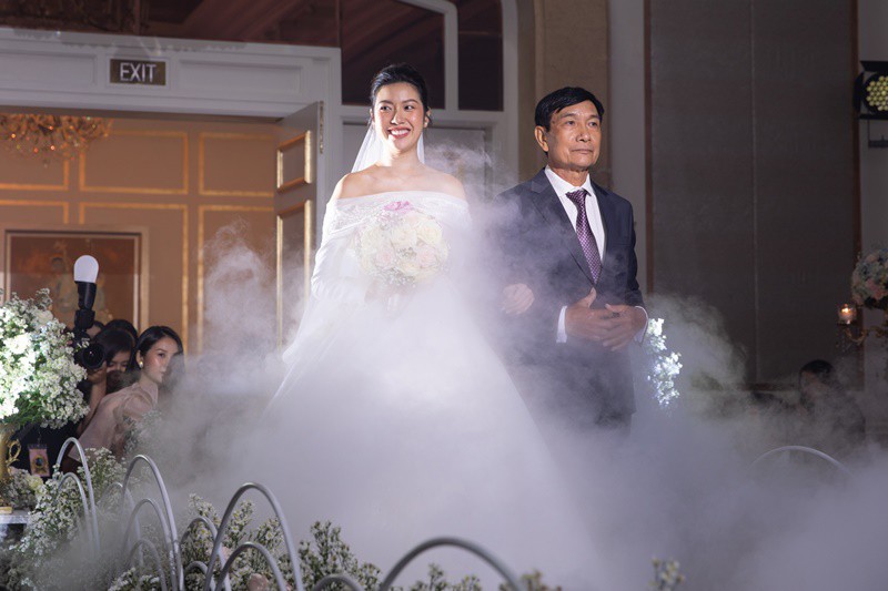 a hau thuy van bat khoc vi xuc dong trong ngay cuoi voi chu re nhat vu hinh 3