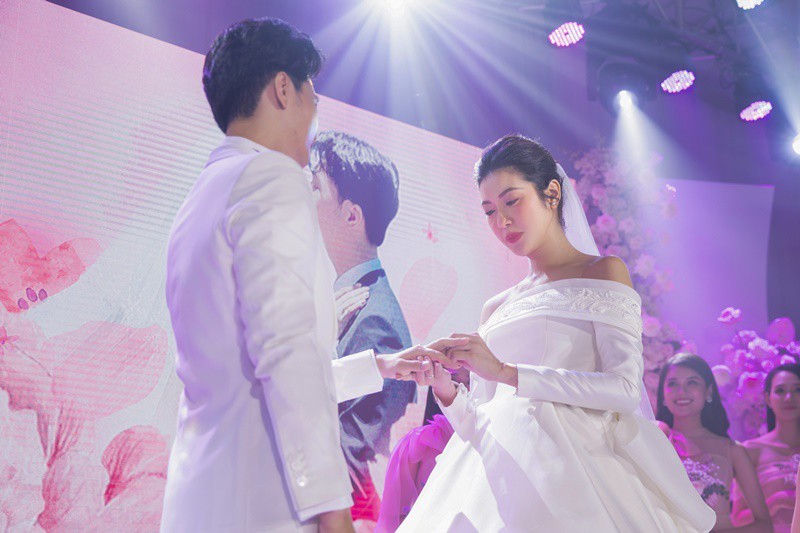 a hau thuy van bat khoc vi xuc dong trong ngay cuoi voi chu re nhat vu hinh 6