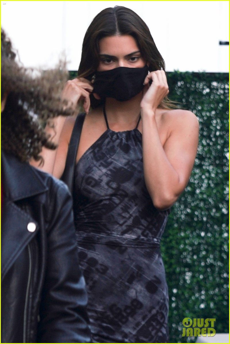 "chan dai" kendall jenner mac dam bo goi cam di choi cung ban than hinh 2