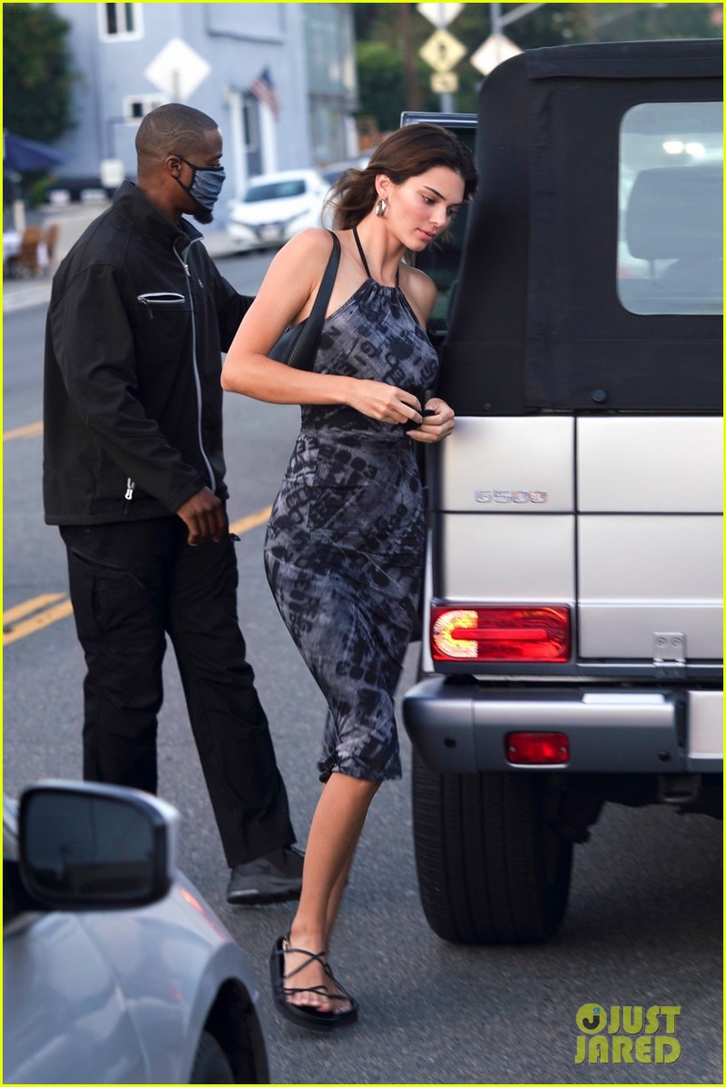 "chan dai" kendall jenner mac dam bo goi cam di choi cung ban than hinh 4