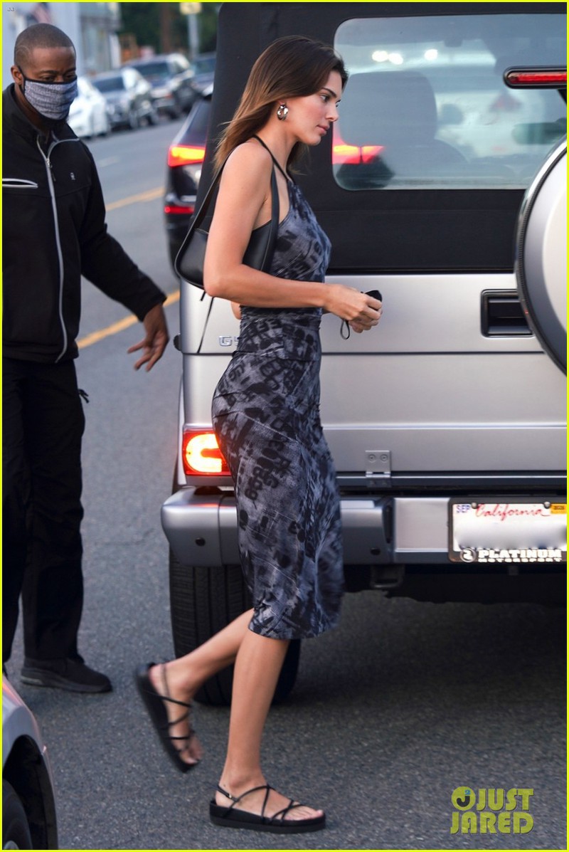 "chan dai" kendall jenner mac dam bo goi cam di choi cung ban than hinh 5