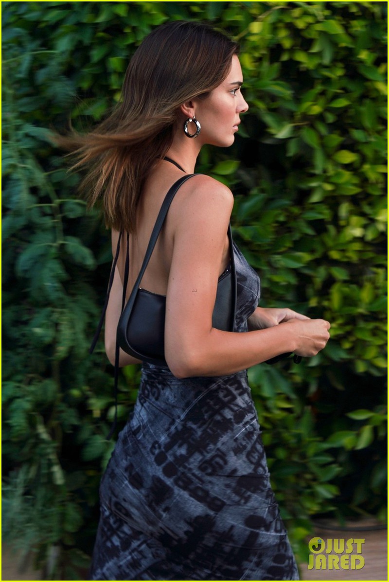 "chan dai" kendall jenner mac dam bo goi cam di choi cung ban than hinh 8