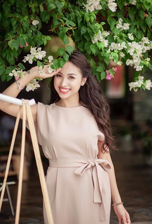 chuyen showbiz: ho ngoc ha khoe khoanh khac am ap, tinh tu ben kim ly hinh 9