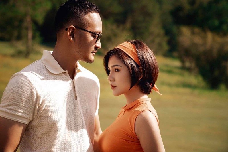 bo anh dep nhu mo tren san golf cua mc thu hoai va ban trai hinh 1