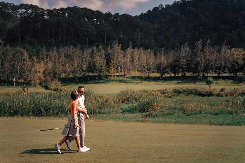 bo anh dep nhu mo tren san golf cua mc thu hoai va ban trai hinh 7
