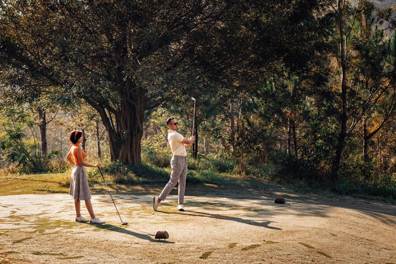 bo anh dep nhu mo tren san golf cua mc thu hoai va ban trai hinh 10