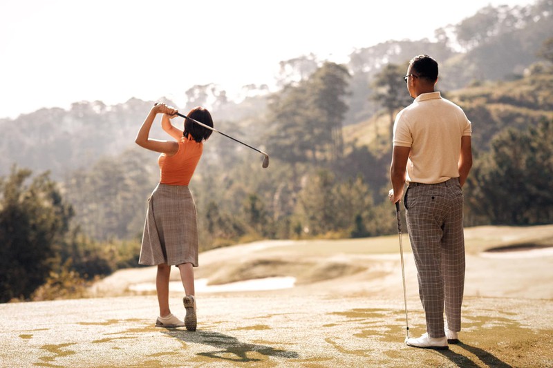 bo anh dep nhu mo tren san golf cua mc thu hoai va ban trai hinh 2