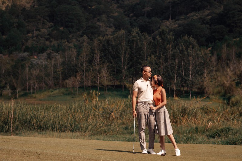 bo anh dep nhu mo tren san golf cua mc thu hoai va ban trai hinh 11