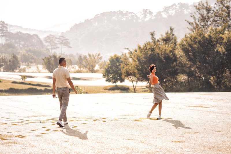 bo anh dep nhu mo tren san golf cua mc thu hoai va ban trai hinh 12