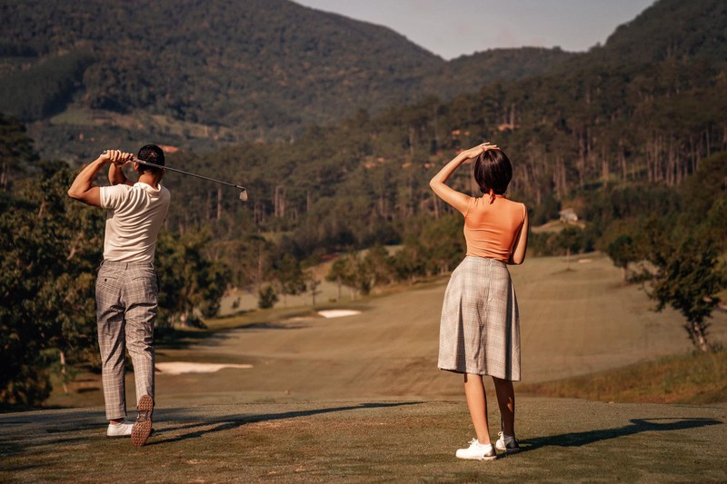 bo anh dep nhu mo tren san golf cua mc thu hoai va ban trai hinh 3