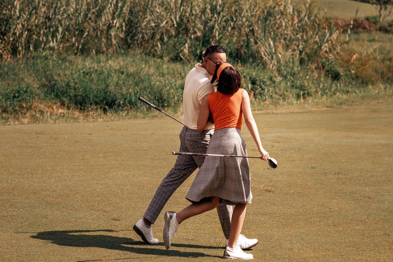 bo anh dep nhu mo tren san golf cua mc thu hoai va ban trai hinh 4