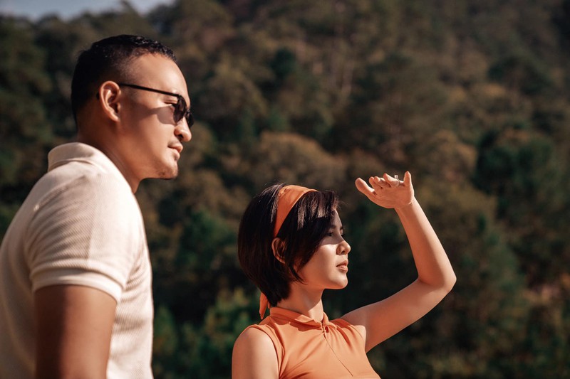 bo anh dep nhu mo tren san golf cua mc thu hoai va ban trai hinh 5