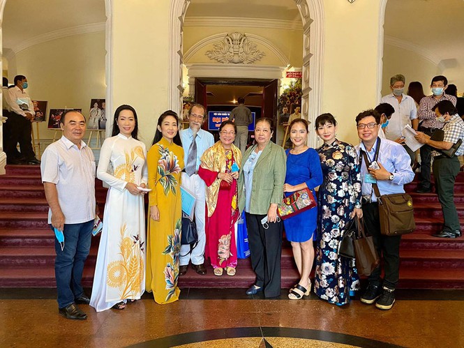 a hau trinh kim chi dac cu vi tri pho chu tich hoi san khau tp. hcm hinh 1