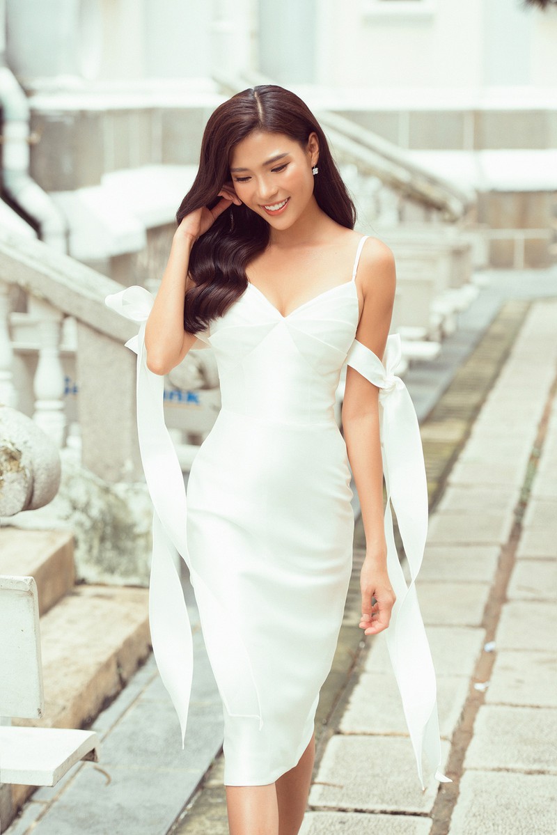 thuy diem khoe duong cong cuon hut va lan da banh mat duoi nang he hinh 1