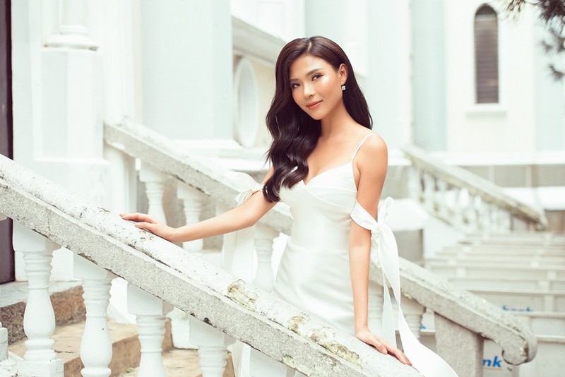 thuy diem khoe duong cong cuon hut va lan da banh mat duoi nang he hinh 5