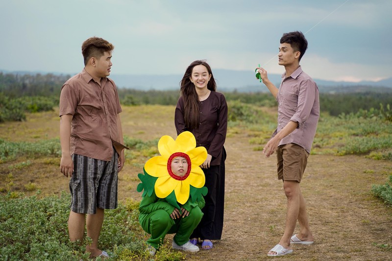 mac van khoa dien "toi thay hoa vang tren co xanh" khien nguoi xem "hu hon" hinh 1