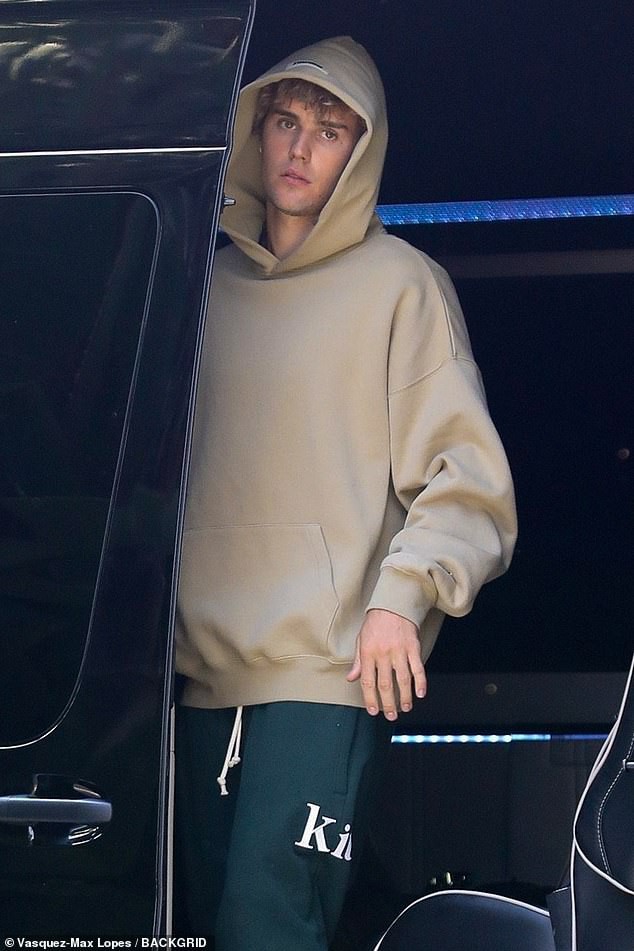 vo justin bieber bat ngo cham mat "tinh cu" khi den phong thu cung chong hinh 1