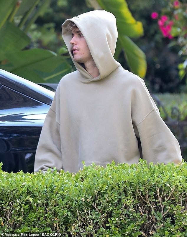vo justin bieber bat ngo cham mat "tinh cu" khi den phong thu cung chong hinh 2