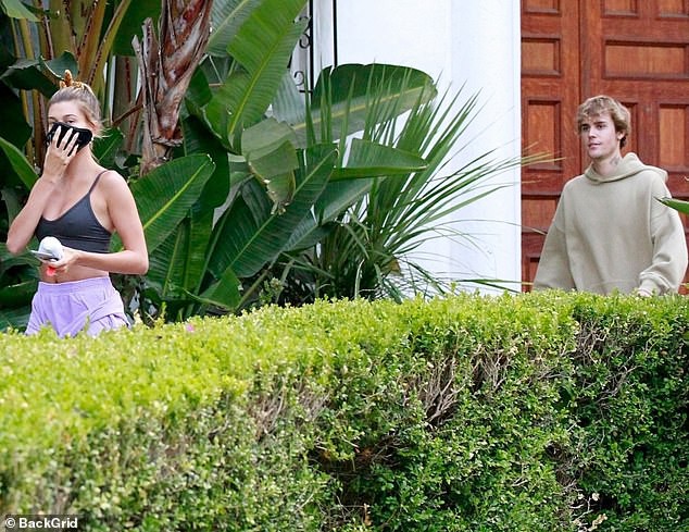 vo justin bieber bat ngo cham mat "tinh cu" khi den phong thu cung chong hinh 3