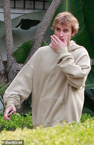 vo justin bieber bat ngo cham mat "tinh cu" khi den phong thu cung chong hinh 5
