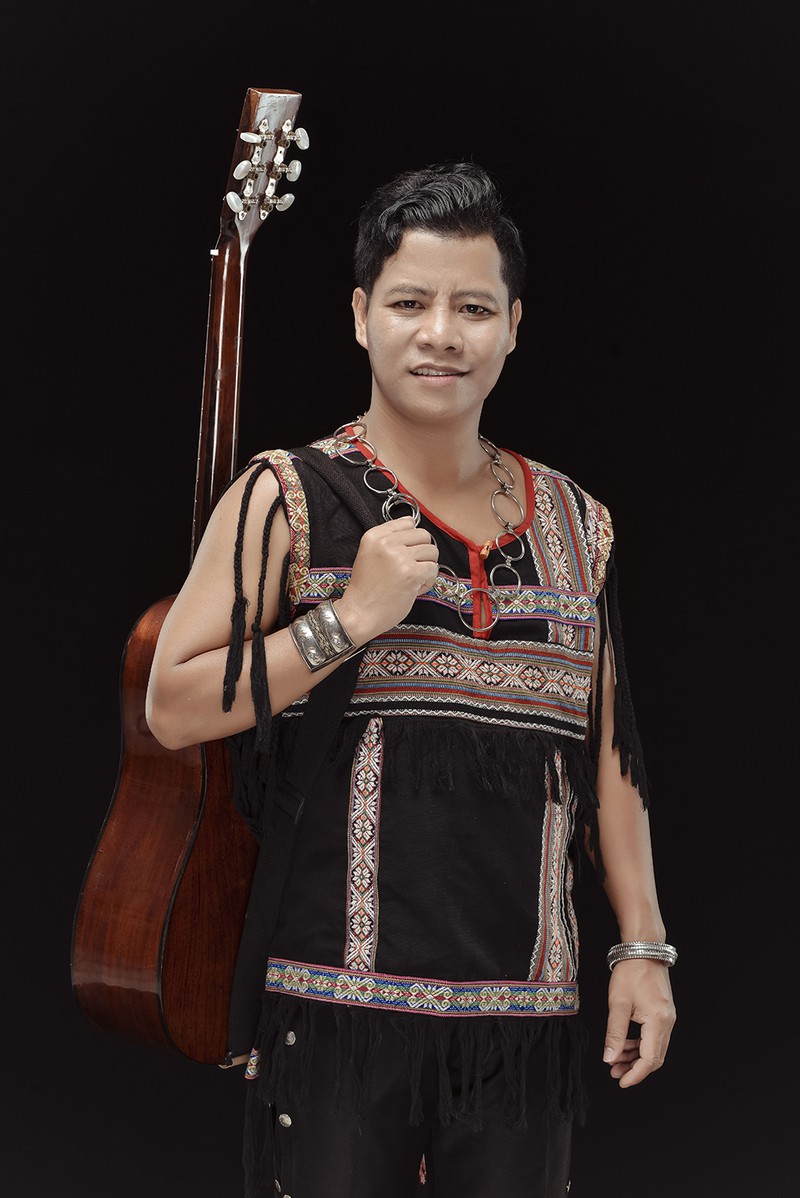 mv "khoc cho nhung dong song" va nhung thong diep sau sac  hinh 1