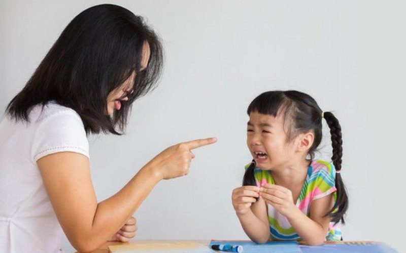 chuyen gia giao duc ly giai vi sao cha me hay noi nong, quat mang con hinh 1