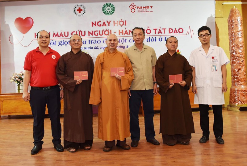 tang ni, phat tu hao hung tham gia "hien mau cuu nguoi - hanh bo tat dao"  hinh 2