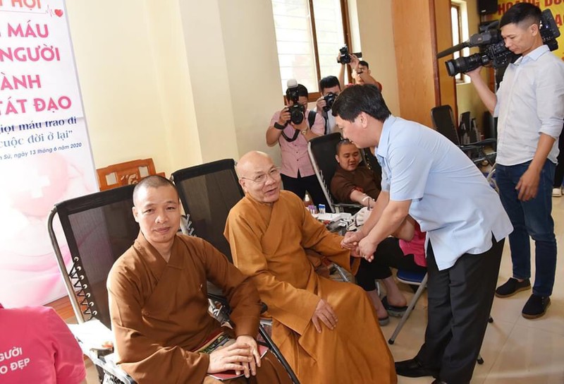 tang ni, phat tu hao hung tham gia "hien mau cuu nguoi - hanh bo tat dao"  hinh 4